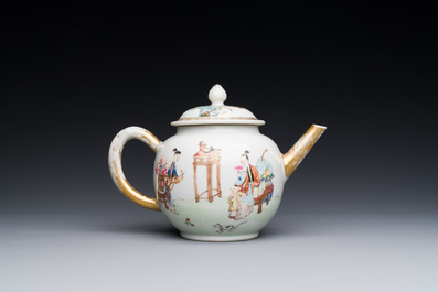 Een Chinese vergulde famille rose theepot, Yongzheng