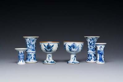 Deux coupes &agrave; pied et quatre vases miniatures de forme 'gu' en porcelaine de Chine en bleu et blanc, Kangxi