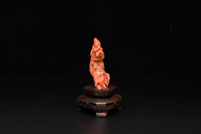 Sculpture de Bouddha rieur en corail rouge sur socle en bois, Chine, 19/20&egrave;me