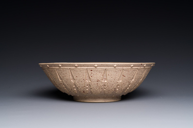 Een grote Chinese Yixing steengoed kom met reli&euml;fdecor, Qianlong merk, 18/19e eeuw