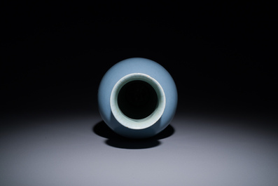 Een Chinese monochrome clair-de-lune geglazuurde 'guanyin zun' vaas, Kangxi