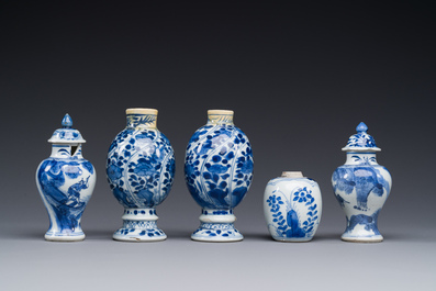 Vijf Chinese blauw-witte vazen, Kangxi