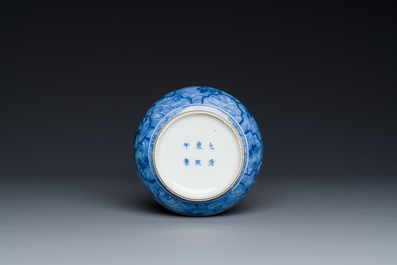 Vase de forme bouteille &agrave; t&ecirc;te d'ail en porcelaine de Chine en bleu et blanc &agrave; d&eacute;cor d'animaux mythiques, marque et &eacute;poque de Kangxi