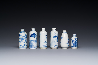 Zes Chinese blauw-witte snuifflessen, 19de eeuw