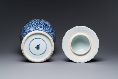 Een Chinese blauw-witte dekselvaas, Kangxi