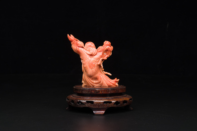 Sculpture de Bouddha rieur en corail rouge sur socle en bois, Chine, 19/20&egrave;me