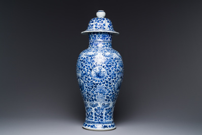 Een Chinese blauw-witte dekselvaas, Kangxi
