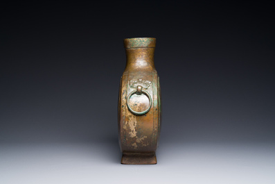 Vase archa&iuml;que de type 'bianhu' en bronze, Chine, Han