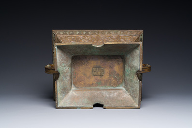 Een Chinees bronzen ritueel vat, 'Fu', Qianlong zegelmerk en uit de periode