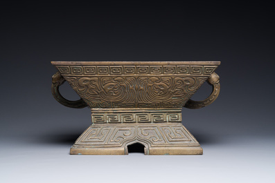 Een Chinees bronzen ritueel vat, 'Fu', Qianlong zegelmerk en uit de periode