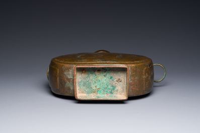 Vase archa&iuml;que de type 'bianhu' en bronze, Chine, Han