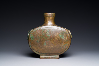 Vase archa&iuml;que de type 'bianhu' en bronze, Chine, Han