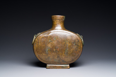 Vase archa&iuml;que de type 'bianhu' en bronze, Chine, Han