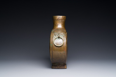 Vase archa&iuml;que de type 'bianhu' en bronze, Chine, Han