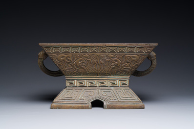 Een Chinees bronzen ritueel vat, 'Fu', Qianlong zegelmerk en uit de periode