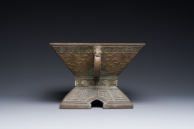 Een Chinees bronzen ritueel vat, 'Fu', Qianlong zegelmerk en uit de periode