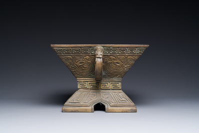 Een Chinees bronzen ritueel vat, 'Fu', Qianlong zegelmerk en uit de periode