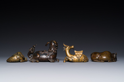 Groupe de quatre presse-papiers en bronze dor&eacute;, Chine, Ming/Qing