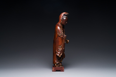 Sculpture de Guanyin en bois laqu&eacute; et partiellement dor&eacute;, Chine, Ming