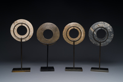 Quatre bracelets en marbre, serpentine et coquillages de la p&eacute;riode n&eacute;olithique tha&iuml;landaise, plateau de Khorat, 1400-500 av. J.C