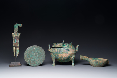 Een groep van vier Chinese archa&iuml;sche bronzen voorwerpen, late Shang, Periode van de Strijdende Staten en Han