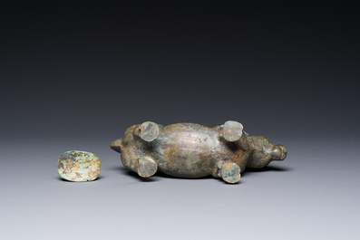 Rare r&eacute;cipient rituel en bronze en forme de tapir de style Zhou oriental, Chine, p&eacute;riode des Royaumes combattants