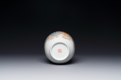 Vase en porcelaine de Chine famille rose &agrave; d&eacute;cor de huit immortels, marque de Qianlong, R&eacute;publique