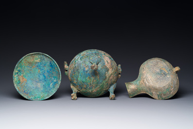 Een groep van vier Chinese archa&iuml;sche bronzen voorwerpen, late Shang, Periode van de Strijdende Staten en Han
