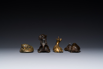 Groupe de quatre presse-papiers en bronze dor&eacute;, Chine, Ming/Qing