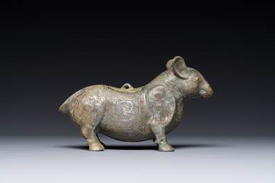 Rare r&eacute;cipient rituel en bronze en forme de tapir de style Zhou oriental, Chine, p&eacute;riode des Royaumes combattants