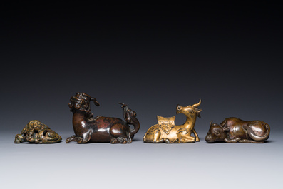 Groupe de quatre presse-papiers en bronze dor&eacute;, Chine, Ming/Qing