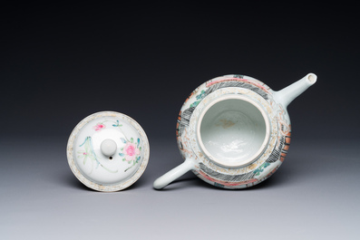 Th&eacute;i&egrave;re en porcelaine de Chine famille rose &agrave; d&eacute;cor de dames d'honneur et d'enfants, Yongzheng