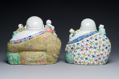 Deux figures de Bouddha en porcelaine de Chine famille rose, marque Zhu Mao Ji Zao 朱茂記造 et Zhu Yitai 朱義泰, R&eacute;publique