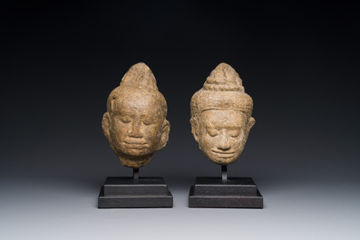 Une t&ecirc;te de bouddha en pierre et une t&ecirc;te de dieu khmer en gr&egrave;s, style Bayon, Cambodge, 12/13&egrave;me