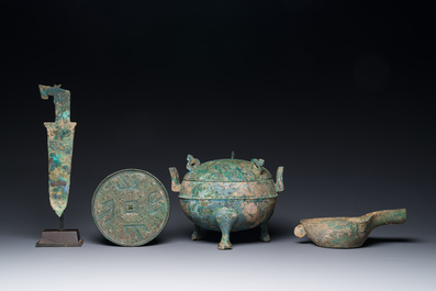 Een groep van vier Chinese archa&iuml;sche bronzen voorwerpen, late Shang, Periode van de Strijdende Staten en Han