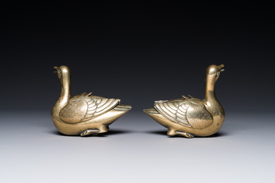 Een paar Chinese met zilver ingelegde bronzen waterdruppelaars in de vorm van eend, Qing