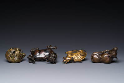 Groupe de quatre presse-papiers en bronze dor&eacute;, Chine, Ming/Qing