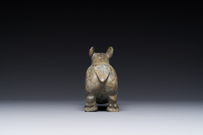 Rare r&eacute;cipient rituel en bronze en forme de tapir de style Zhou oriental, Chine, p&eacute;riode des Royaumes combattants