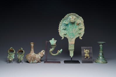 Collection de sculptures en bronze, de crochets de palanquin et d'un bougeoir, Cambodge, 13&egrave;me et avant