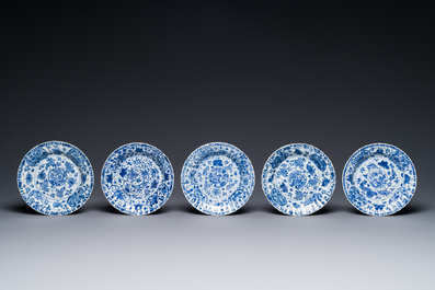 Tien Chinese blauw-witte koppen en veertien schotels met floraal decor, lingzhi merk, Kangxi