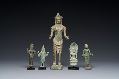 Groupe de cinq figures en bronze de Shiva, Bodhisattva et Uma, Cambodge, 11/16&egrave;me