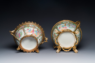 Twee Chinese Canton famille rose kommen met vergulde bronzen monturen, 19e eeuw