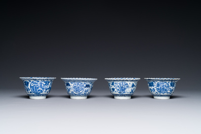 Tien Chinese blauw-witte koppen en veertien schotels met floraal decor, lingzhi merk, Kangxi
