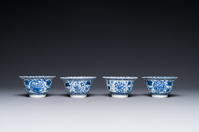 Tien Chinese blauw-witte koppen en veertien schotels met floraal decor, lingzhi merk, Kangxi