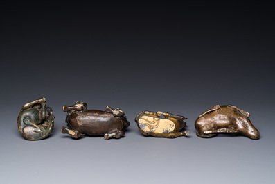Groupe de quatre presse-papiers en bronze dor&eacute;, Chine, Ming/Qing