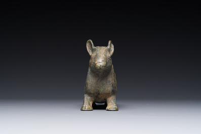 Rare r&eacute;cipient rituel en bronze en forme de tapir de style Zhou oriental, Chine, p&eacute;riode des Royaumes combattants