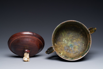 Insolite br&ucirc;le-parfum archa&iuml;que de type 'gui' en bronze au couvercle en bois, Chine, Song