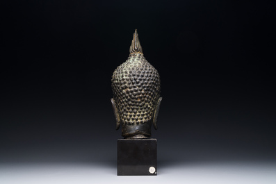 Een Thais bronzen Boeddha hoofd in Noordelijke Sukhotai-stijl, 17/18e eeuw