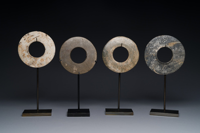 Quatre bracelets en marbre, serpentine et coquillages de la p&eacute;riode n&eacute;olithique tha&iuml;landaise, plateau de Khorat, 1400-500 av. J.C