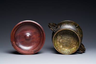 Insolite br&ucirc;le-parfum archa&iuml;que de type 'gui' en bronze au couvercle en bois, Chine, Song